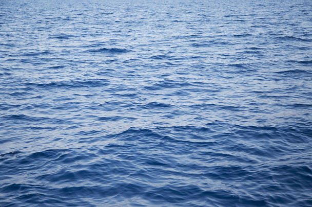 Спокойная поверхность воды
 - Фото, изображение