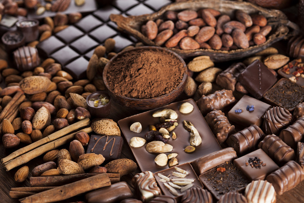 Schokoriegel mit Kakaoschote - Foto, Bild