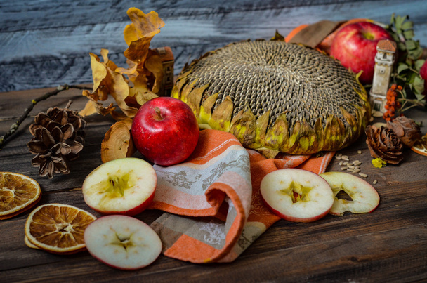 Őszi szüreti piros alma, fából készült háttér - Fotó, kép