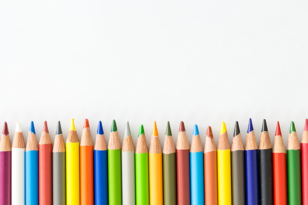 Bos van kleurrijke potloden, op witte achtergrond met kopie-ruimte. - Foto, afbeelding