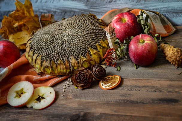 Őszi szüreti piros alma, fából készült háttér - Fotó, kép