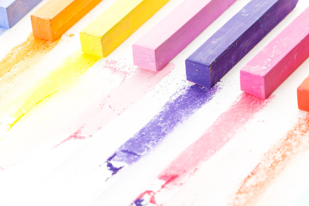 Banda náměstí barevné pastelové křídy a jejich pigmenty, na bílém pozadí - Fotografie, Obrázek