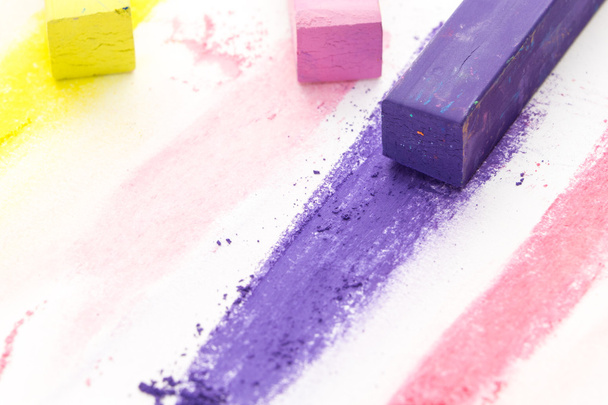 Bando de gizes pastel coloridos quadrados e seus pigmentos, sobre fundo branco
 - Foto, Imagem