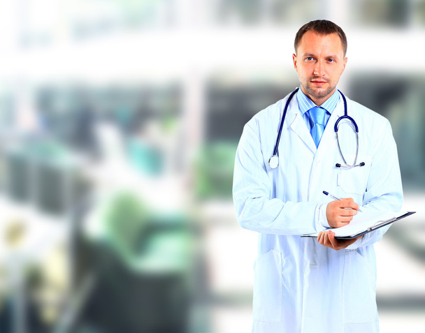 Portrait of doctor in white coat and stethoscope with arms crossed - Foto, Imagen
