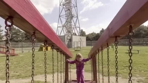 glückliches Mädchen auf dem Spielplatz - Filmmaterial, Video