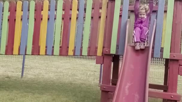 ευτυχισμένος κορίτσι σε παιδική χαρά - Πλάνα, βίντεο