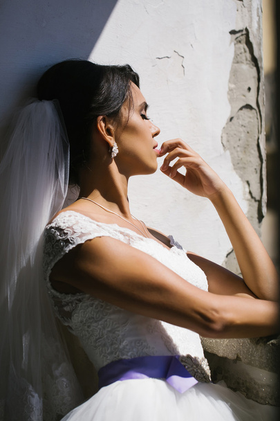 Bride dreams with eyes closed - Φωτογραφία, εικόνα