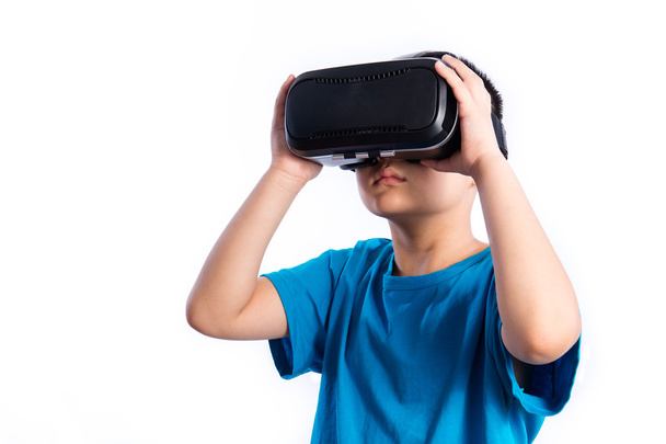 Asian Chinese Little Boy Wearing Virtual Reality Glasses - 写真・画像