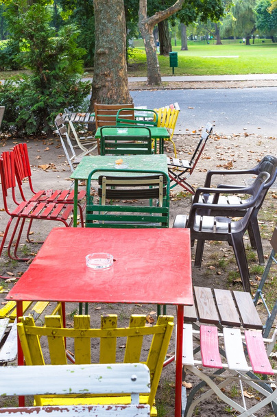 Verlassene Retro-Tischdekoration draußen - Foto, Bild