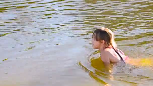 Девушка ищет петушиный ад на дне реки
. - Кадры, видео