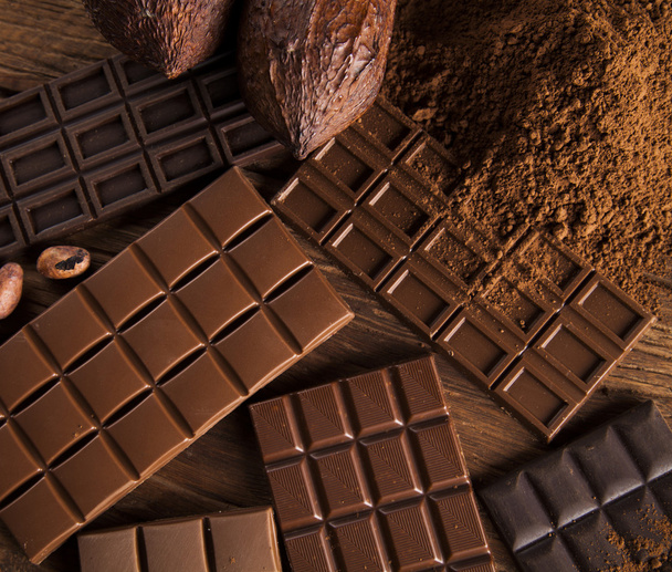 Barras de chocolate, granos de cacao y polvo
 - Foto, Imagen