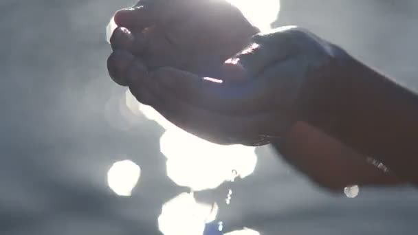 A víz folyik a childs kezében. - Felvétel, videó
