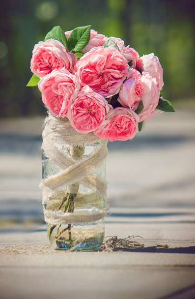 un ramo de rosas de té en un frasco
. - Foto, Imagen