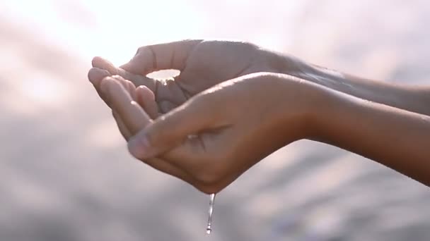 Water stroomt uit de handen van childs. - Video