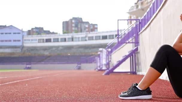 Adolescente atleta chica tomando aliento cansado agotado decepcionado después de correr en un estadio
 - Metraje, vídeo