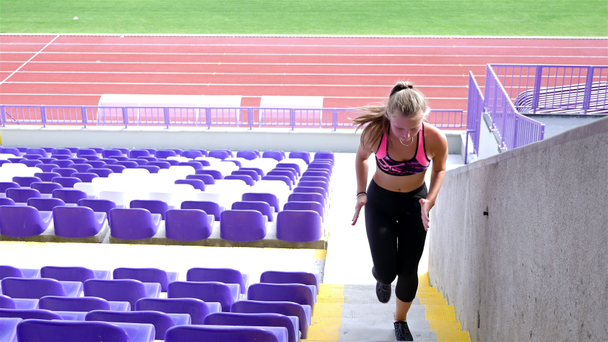 Teini tyttö urheilija juoksee portaita ylös stadionilla
 - Materiaali, video