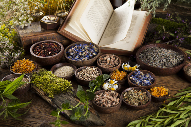 Kasviperäisiä lääkkeitä ja kirjoja puinen pöytä
 - Valokuva, kuva