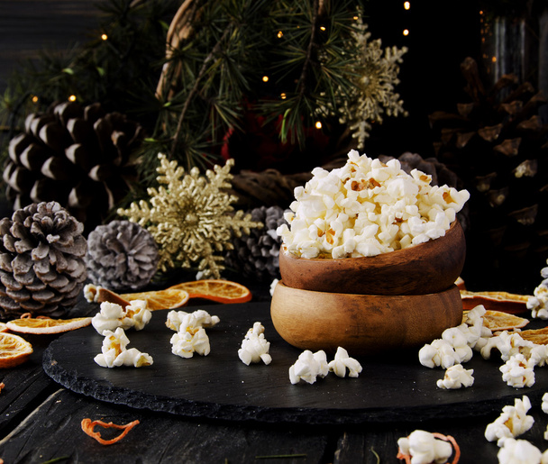 popcorn puinen levy taustalla joulun
 - Valokuva, kuva