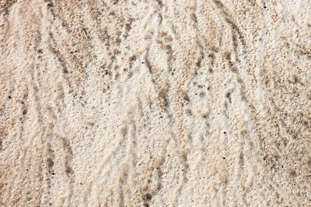 Superfície de areia após a chuva com os traços visíveis das gotas de chuva e correntes de água - Foto, Imagem