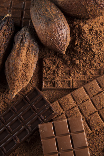 Barras de chocolate, granos de cacao y polvo
 - Foto, imagen