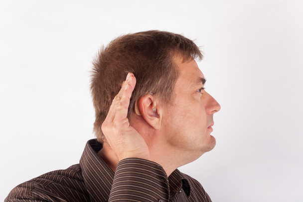 Portret mężczyzny noszenie aparatu słuchowego i bańki jego rękę, ustawie o równouprawnieniu osób - Zdjęcie, obraz
