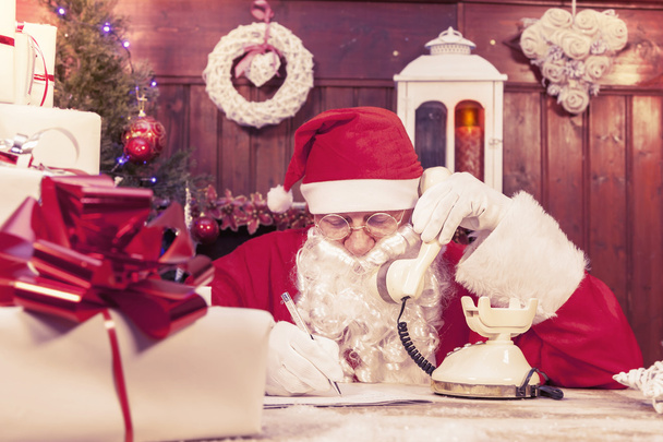 portrait de Père Noël claus au téléphone à sa maison compile le wi
 - Photo, image