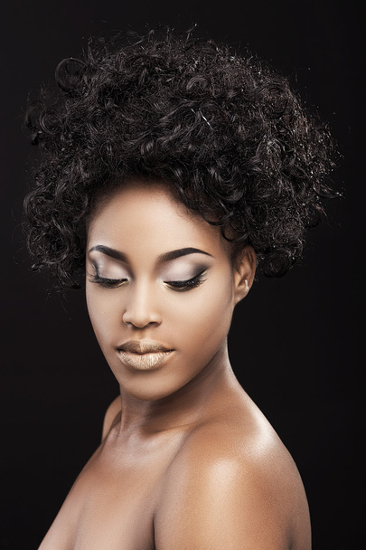 Портрет красивой темнокожей девушки
 - Фото, изображение