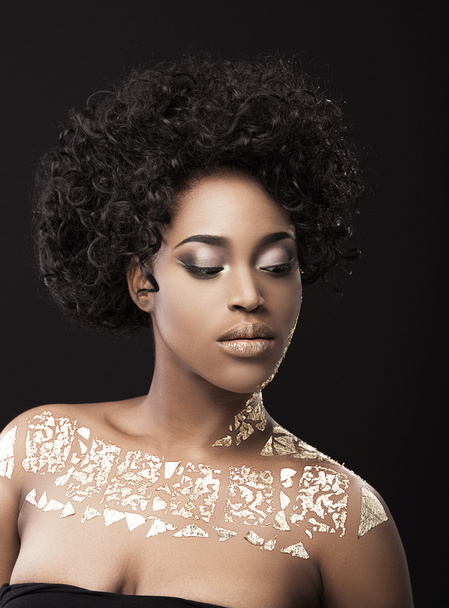 Портрет афроамериканской женщины в золоте
 - Фото, изображение