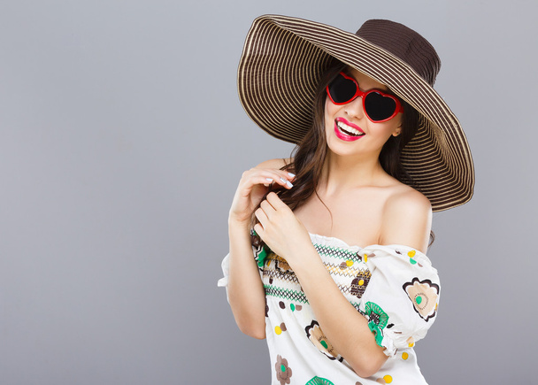 Mädchen mit Hut und herzförmiger Sonnenbrille - Foto, Bild