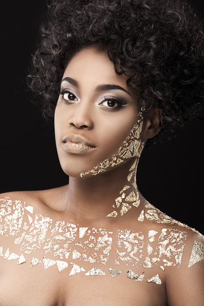 Афроамериканка в золоте
 - Фото, изображение