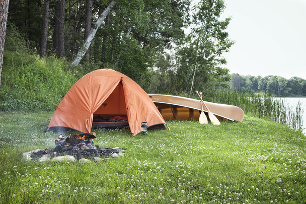 Namiot, ognisko i canoe na Lakeshore Minnesota - Zdjęcie, obraz