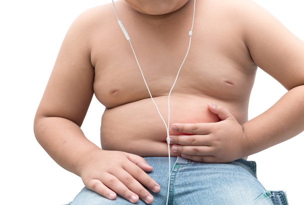 Mão gordo toque menino em sua barriga isolado, dor de estômago
 - Foto, Imagem