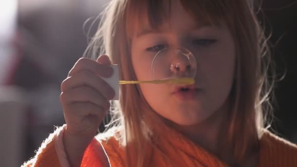 Happy girl and bubbles - Záběry, video