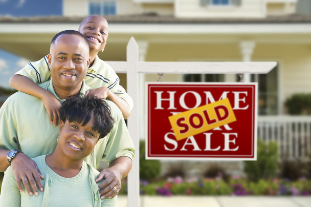 Afro-Amerikan aile gayrimenkul işaret ve evin önünde - Fotoğraf, Görsel