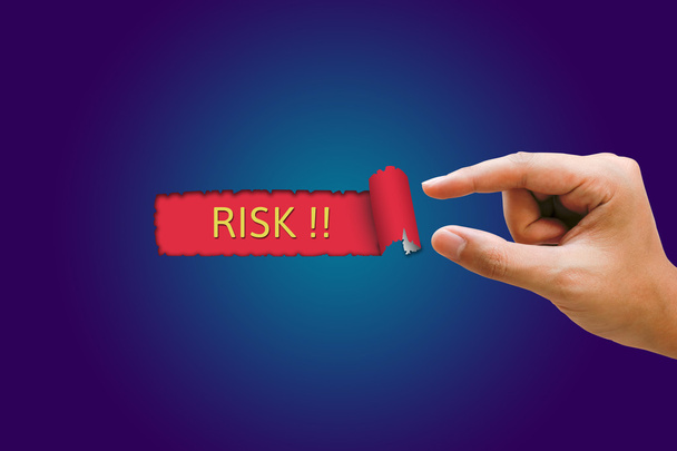Risico concept, zakenvrouwen hand trekken blauw papier onthullen ri - Foto, afbeelding