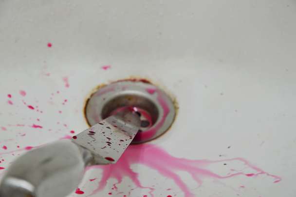 ніж з сплеском крові на білій керамічній раковині ванна
 - Фото, зображення