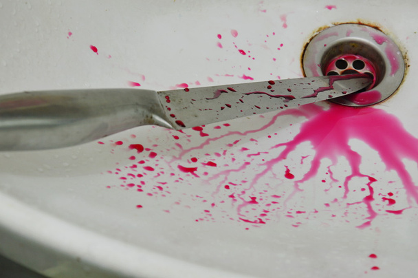 coltello con spruzzi di sangue sul lavandino in ceramica bianca bagno
 - Foto, immagini