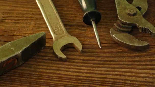 Starych zestaw narzędzi do napraw powierzchni drewnianych: młotek, szczypce, klucz, śrubokręt, nożyczki - Materiał filmowy, wideo