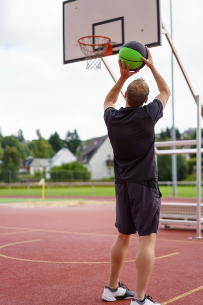 Man aiming for the goal on a basketball court - Φωτογραφία, εικόνα