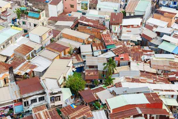 Bunte Slumhäuser in der Stadt Ho Chi Minh (oder Saigon) (Blick von oben), Vietnam. ho chi minh city (aka saigon) ist die größte Stadt und Wirtschaftszentrum in Vietnam mit einer Bevölkerung von rund 10 Millionen Menschen. - Foto, Bild
