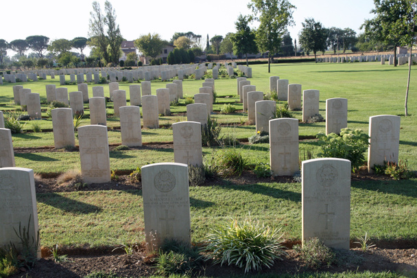 Lápidas y tumbas de un cementerio de guerra
 - Foto, Imagen
