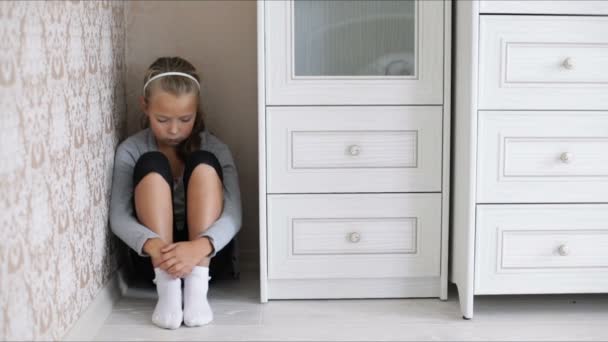 Verdrietig meisje zittend op de vloer - Video