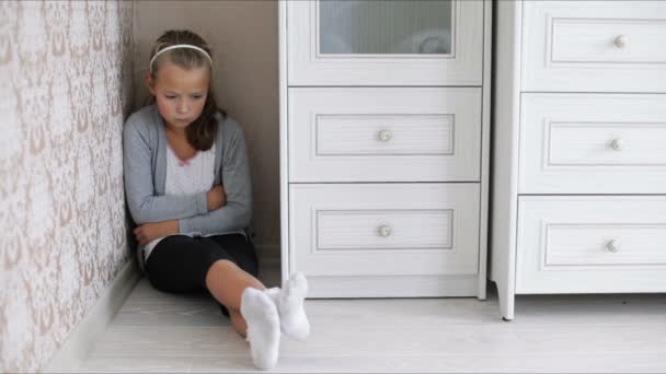 Menina triste sentada no chão
 - Filmagem, Vídeo