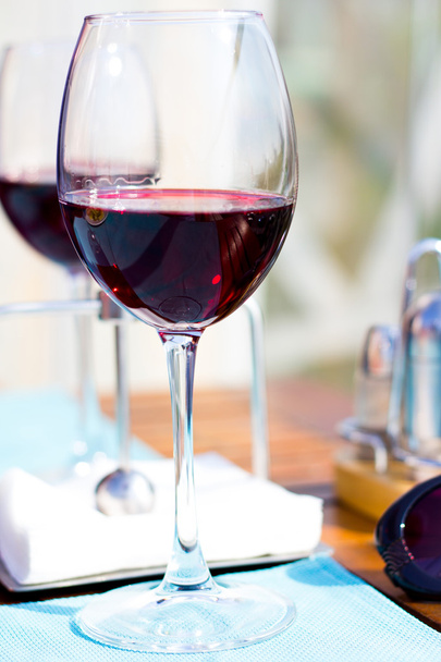 El vino tinto en las copas a la mesa
 - Foto, imagen