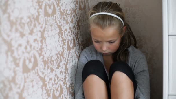 Θλιβερό κοριτσάκι που κάθεται στο πάτωμα - Πλάνα, βίντεο