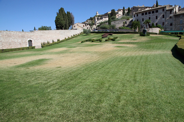 assisi Bazilikası ile tau önünde istisnai bahçe bir - Fotoğraf, Görsel