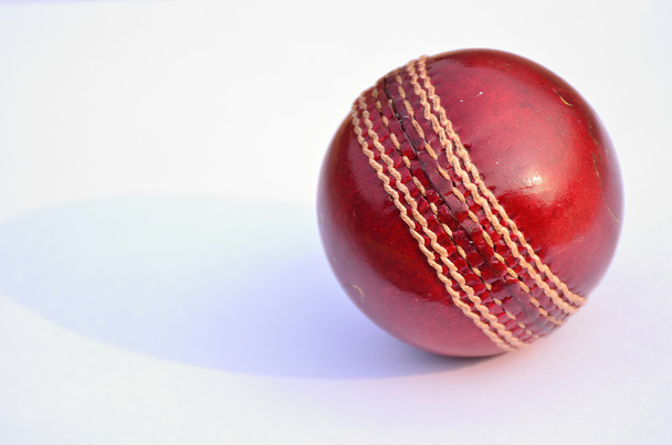 bola de críquete vermelho
 - Foto, Imagem