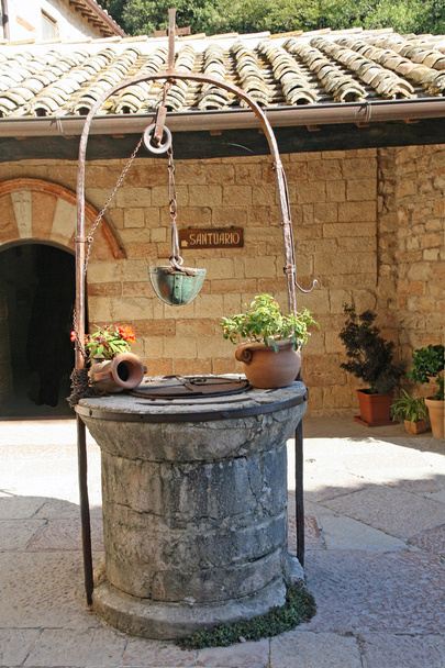 Древний колодец для сбора дождевой воды
 - Фото, изображение