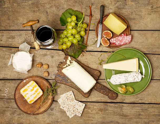 Variação de queijo e vinho tinto
 - Foto, Imagem