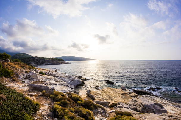 ギリシャのタソス島アリキにあるエーゲ海の海岸と大理石の岩 - 写真・画像
